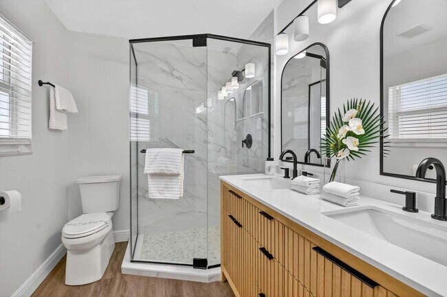 Building Photo - 714 SW 25th Ave