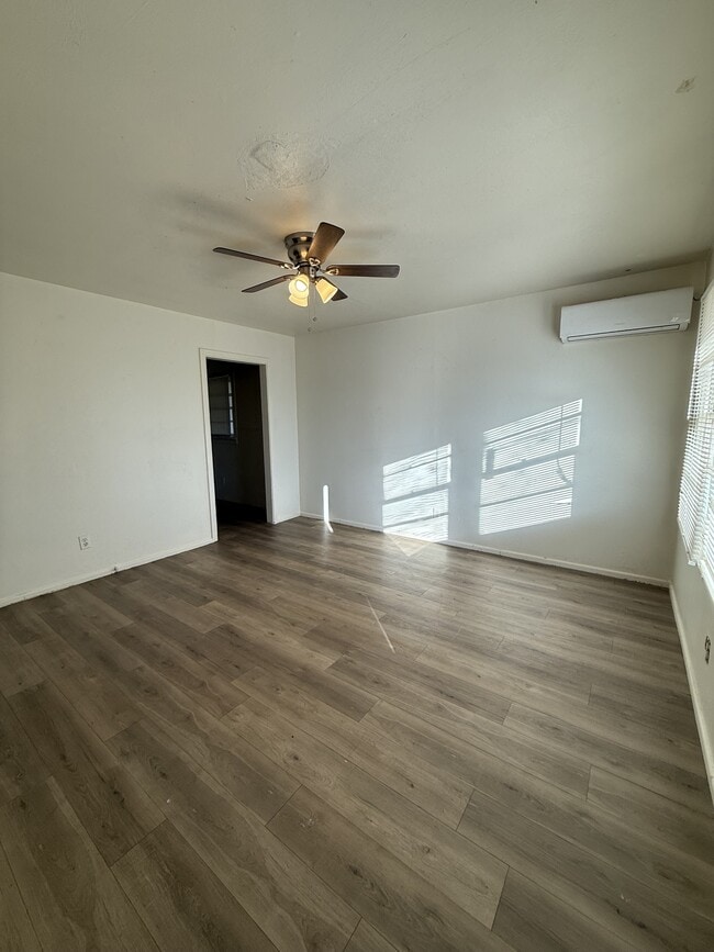 Building Photo - 105 N Avenue U