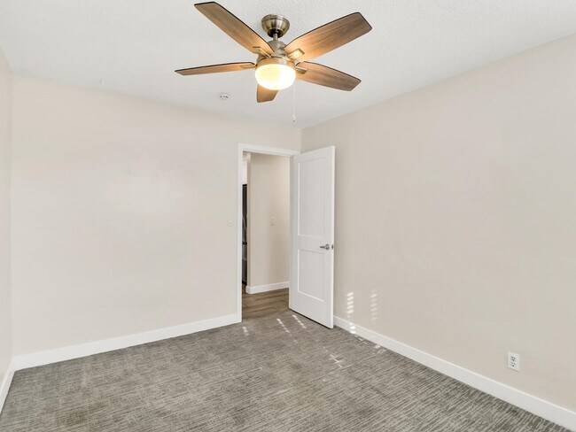 Building Photo - 544 W 17th Pl
