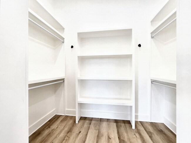 Building Photo - Sophisticated 3/BR 2.5/BS Home in Point Ve...