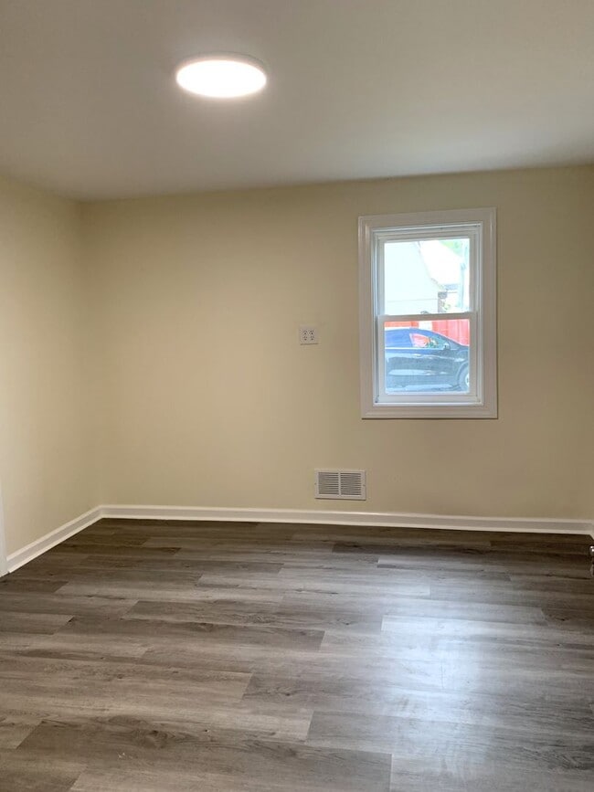 Building Photo - Newly renovated 4 bed/2.5 bath single fami...