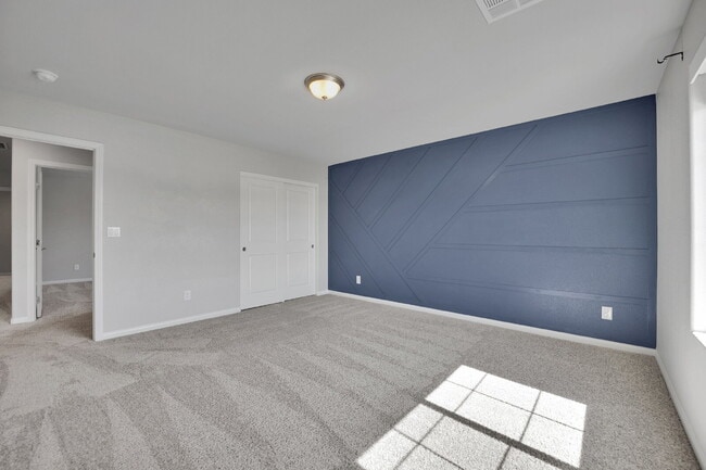 Building Photo - Gorgeous 5 Bedroom home!