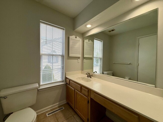 Building Photo - Bright and spacious 2 bed, 2.5 bath condo in the heart of Virginia Beach!