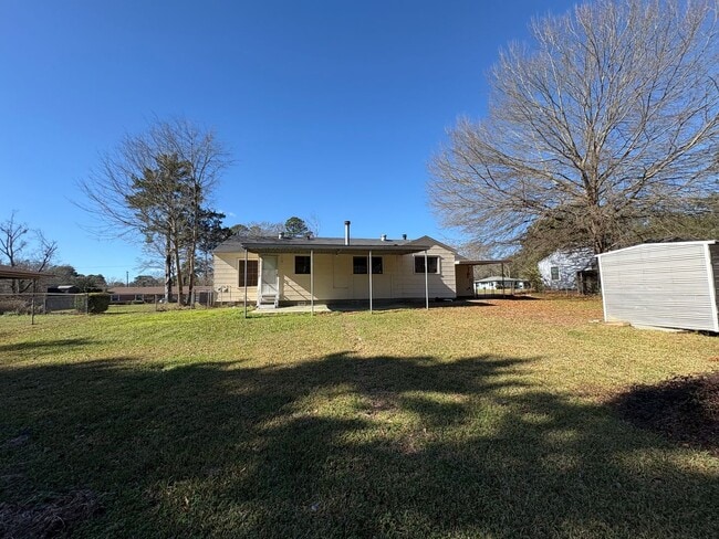 Building Photo - Amazing 4 bedroom/ 2bath house on beautiful lot!