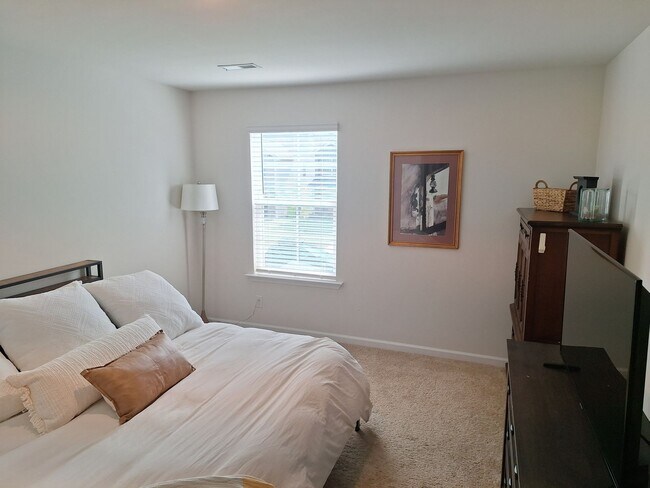 Building Photo - Lovely Four Bedroom Home  Approximately 5 Minutes Away from Gate Ft Jackson and 30 Minutes from S...