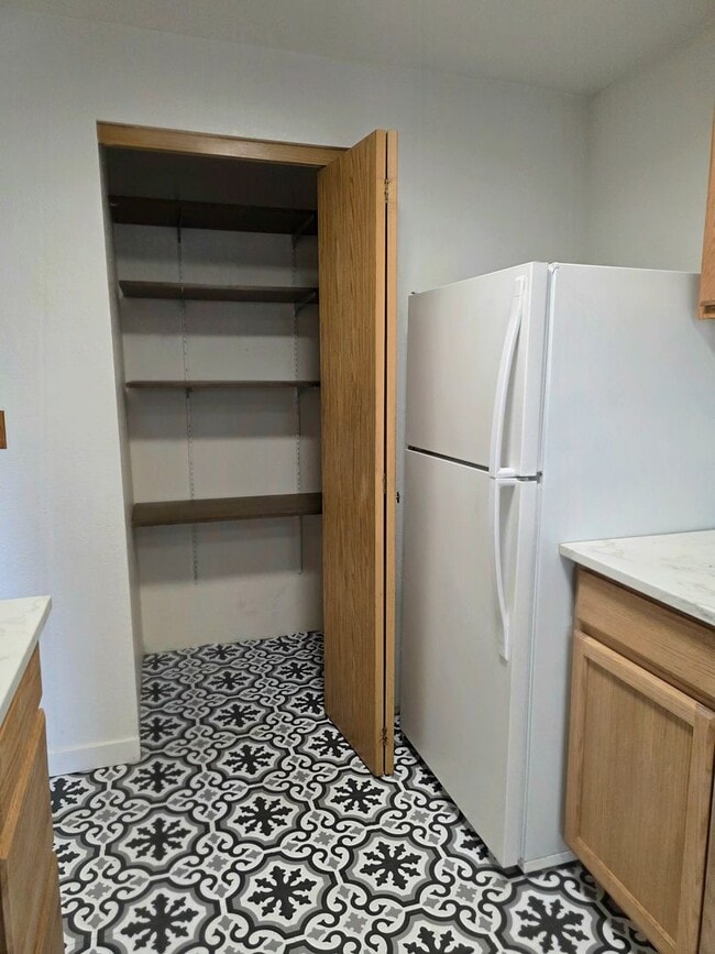 Building Photo - Renton Sunset Heights Condominiums - 2 bedroom 1 bathroom lower floor unit - Water, Sewer & Garba...