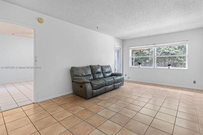 Building Photo - 5011 W Oakland Park Blvd