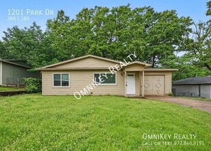 Building Photo - 1201 Park Dr