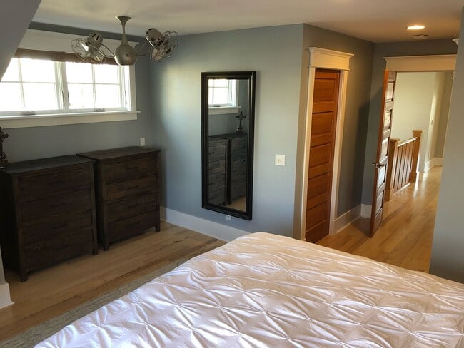 Building Photo - Charming Craftsman Gem Near McKinley Park