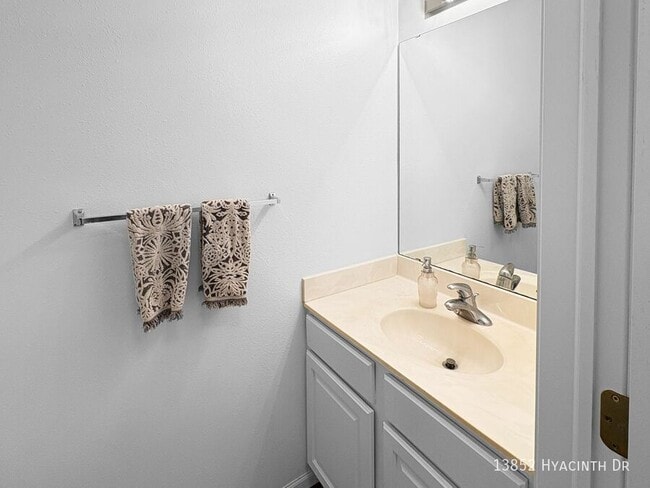 Building Photo - 13852 Hyacinth Dr