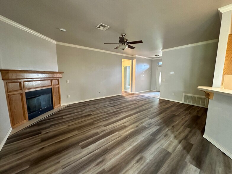 Building Photo - 2614 Silvertree Dr