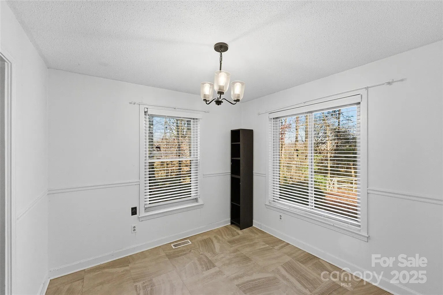 Building Photo - Room in House on Cox Mill Rd