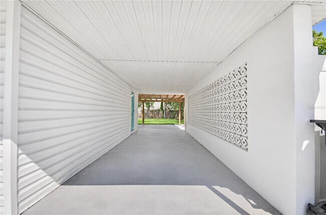 Building Photo - 9616 Pineridge Ave