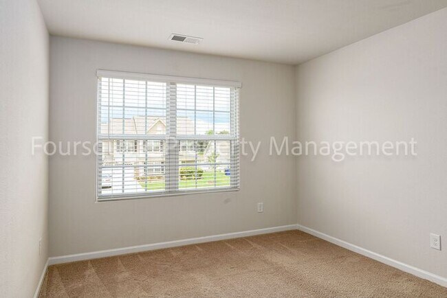 Building Photo - Spacious 3-Bed Home with Loft, Modern Kitc...