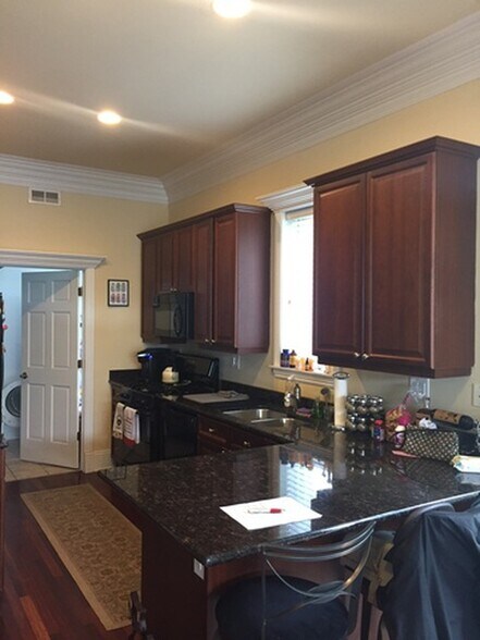 Laundry Room off Kitchen - 924 W Cornelia Ave