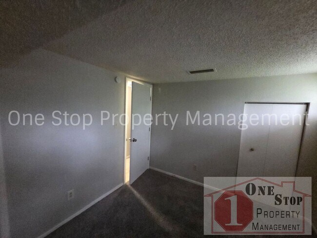 Building Photo - Renovated 3-bedroom, 2-bathroom home in Lee's Summit!