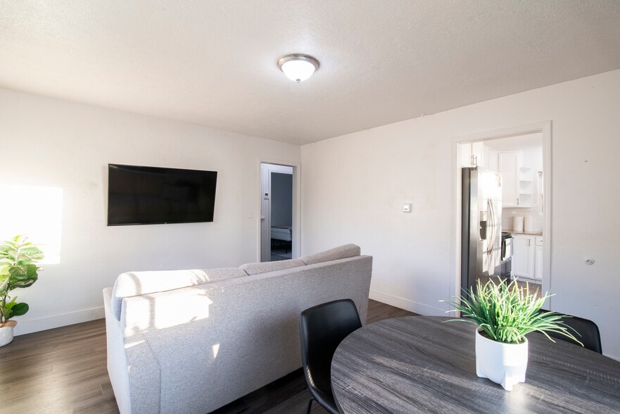 Building Photo - 1895 S 200 E