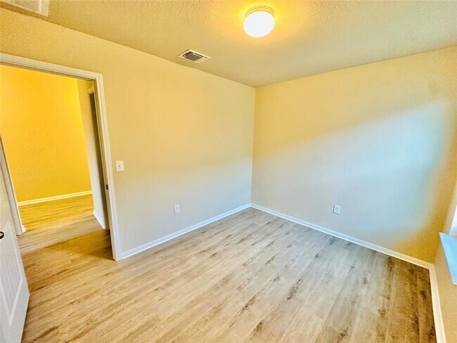 Building Photo - 704 Silver Wing Dr