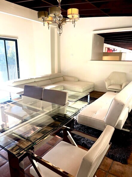 dining table - 2366 Nichols Canyon Rd