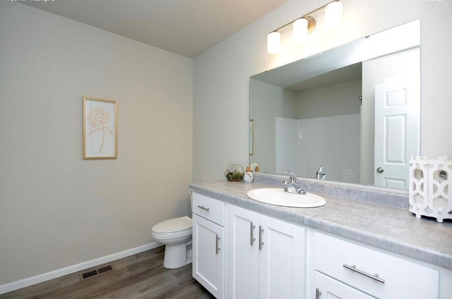 Building Photo - 705 10th Ave N