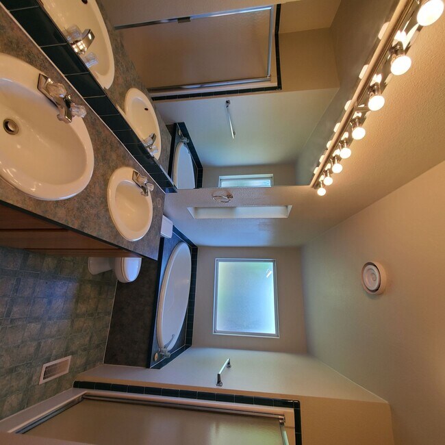 Building Photo - 5 bedroom : 3 bath Home with a Garage in Tangent