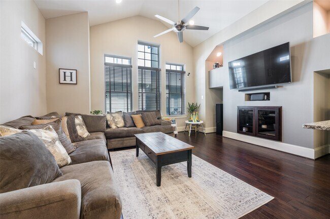 Building Photo - 769 Waverly St