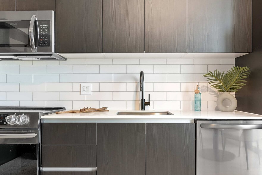 Building Photo - 398 NE 5th St