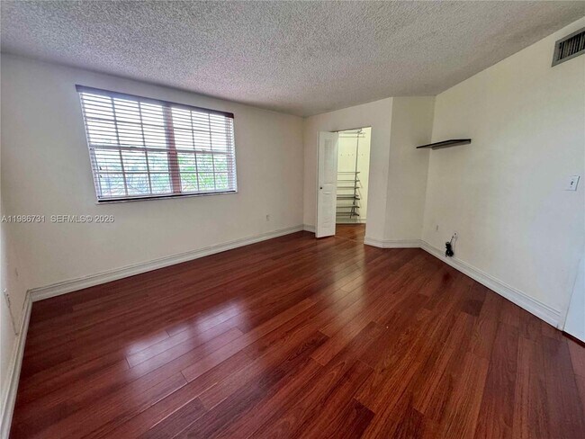 Building Photo - 9731 Fontainebleau Blvd