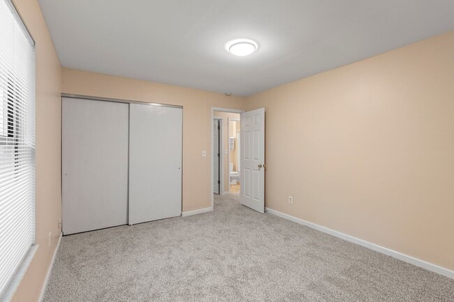 Building Photo - Omar Ct Duplex
