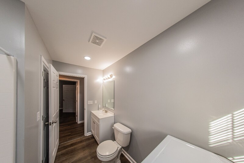 Building Photo - 120 Lake Dr