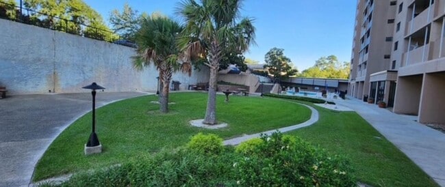 Building Photo - Newly Renovated Condo Located In Highly Desirable Area Of Forest Acres!