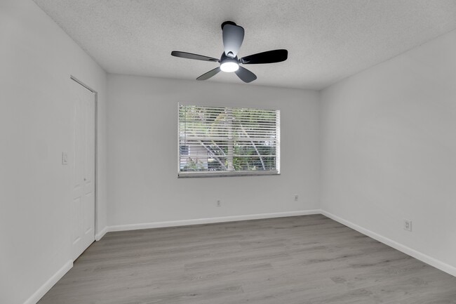 Building Photo - 904 Banks Rd