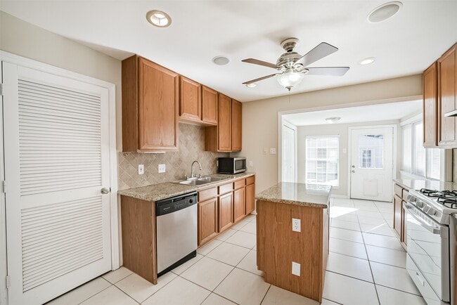 Building Photo - 2411 Wroxton Rd