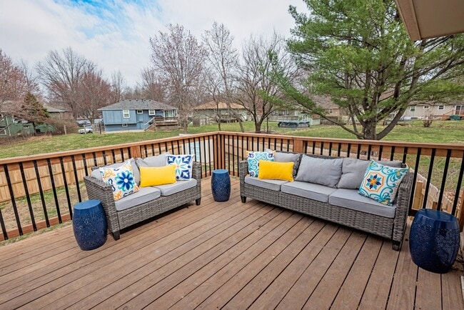 Building Photo - 413 SE Lana Ct