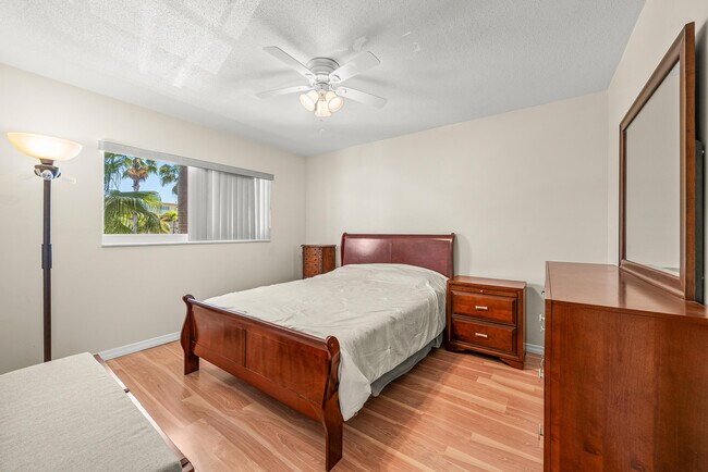 Building Photo - 2615 NE 1st Ct