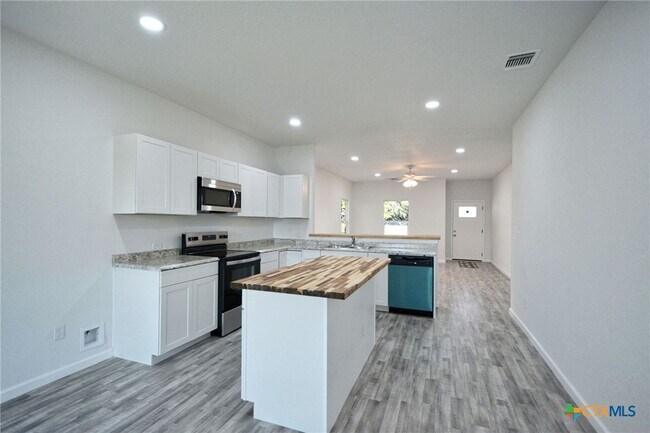 Building Photo - 1234 Clearcreek Dr