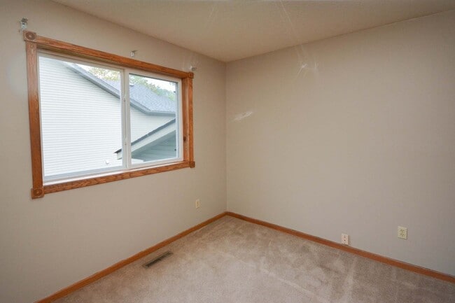 Building Photo - Great 4br home with large fenced yard in q...
