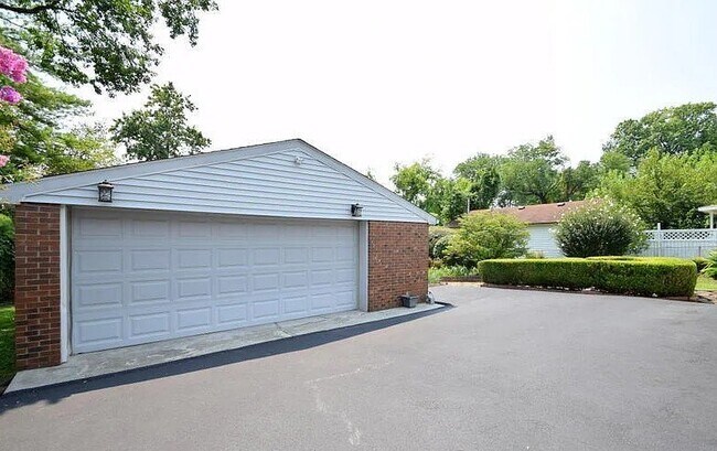 Building Photo - 614 Stivers Rd