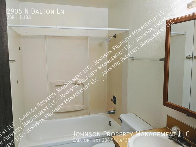 Building Photo - West Boise townhome style unit, two bath, ...