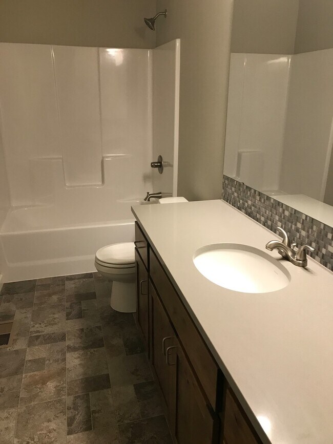 Building Photo - Single Level Home In NW Redmond Oregon