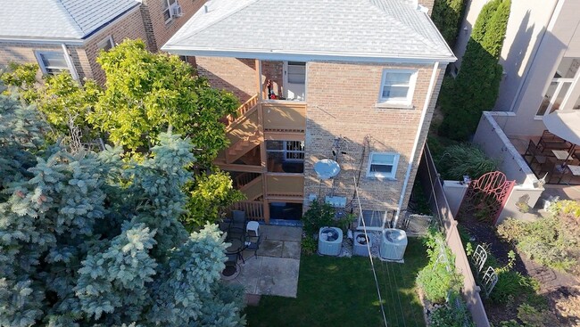 Building Photo - 2023 W Balmoral Ave