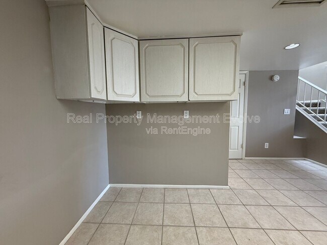 Building Photo - 815 E Grovers Ave