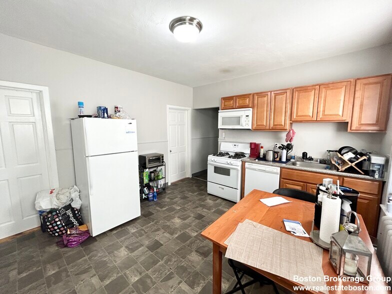 Building Photo - 153 E Cottage St