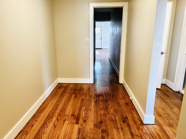 Building Photo - Charming 2BD 1BA Duplex in Crestwood!!