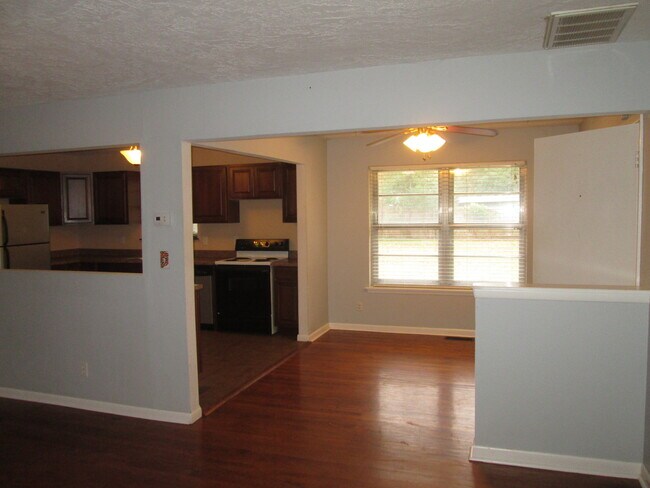 Building Photo - PRELEASING for Mid-July 2026! (3) Bed/(1.5) Pet Negotiable!