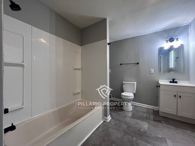 Building Photo - Newly Renovated, 4 Bedroom, 2 Bathroom Home Available NOW!