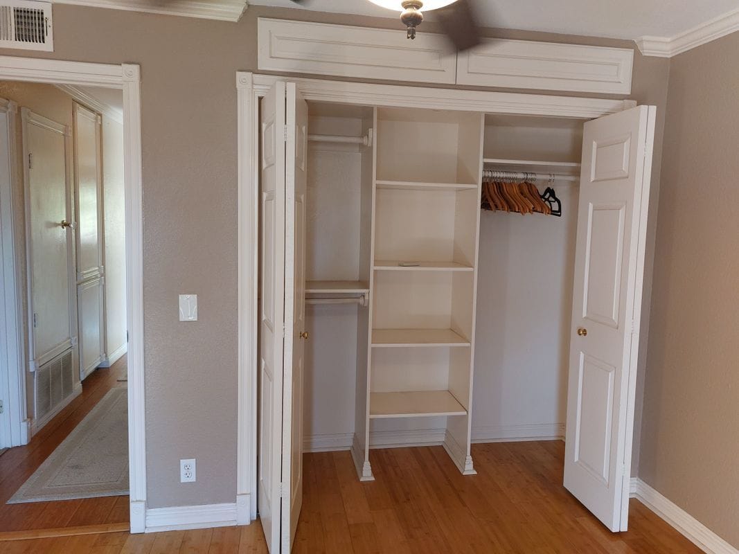 Building Photo - 927 S Downey Pl