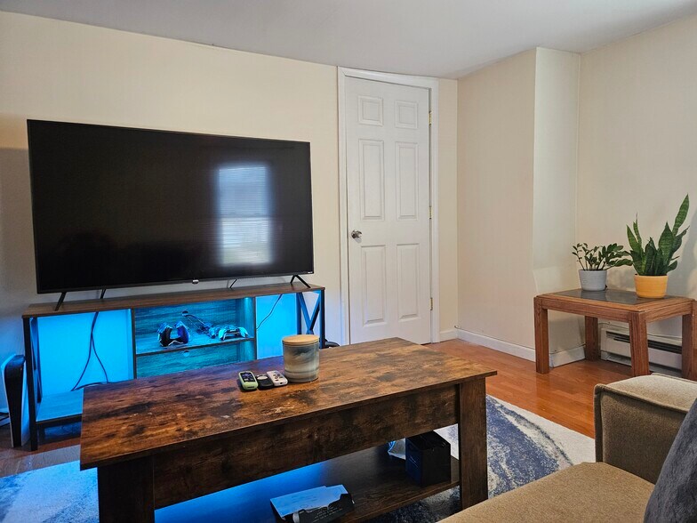 Space for a large TV in the lvg room - 140 Mount Kemble Ave