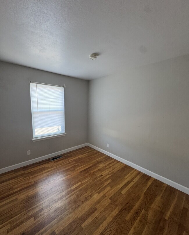 Building Photo - Welcome Home to Desirable Fenton!