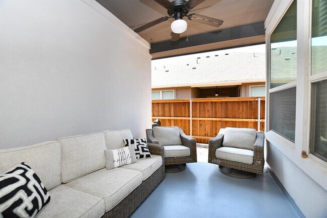Building Photo - 424 Parkline Dr